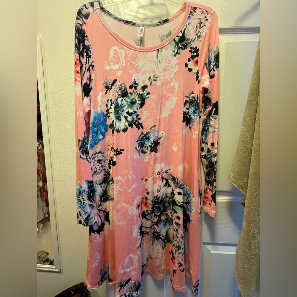 Maternity pink floral dress with pockets